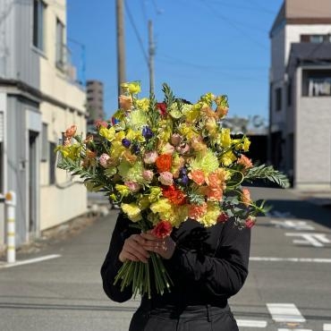 春の暖色ワンサイド束「花友華」（三重県四日市市の花屋）のギャラリー写真