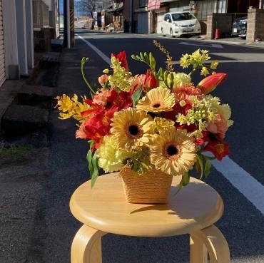 春らしいビタミンカラーのアレンジメント「花友華」（三重県四日市市の花屋）のギャラリー写真